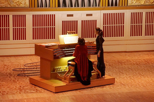 Витраж в отражении музыки органа