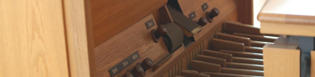 В концертном зале пылесосят орган