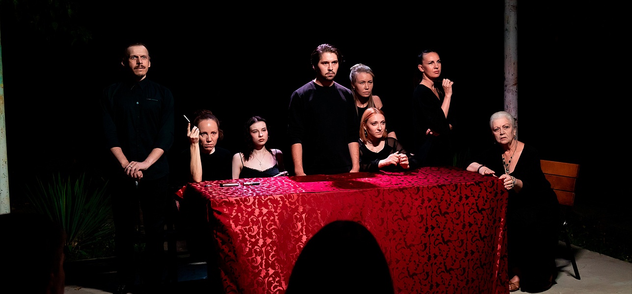 Театр: под крышей и на песке