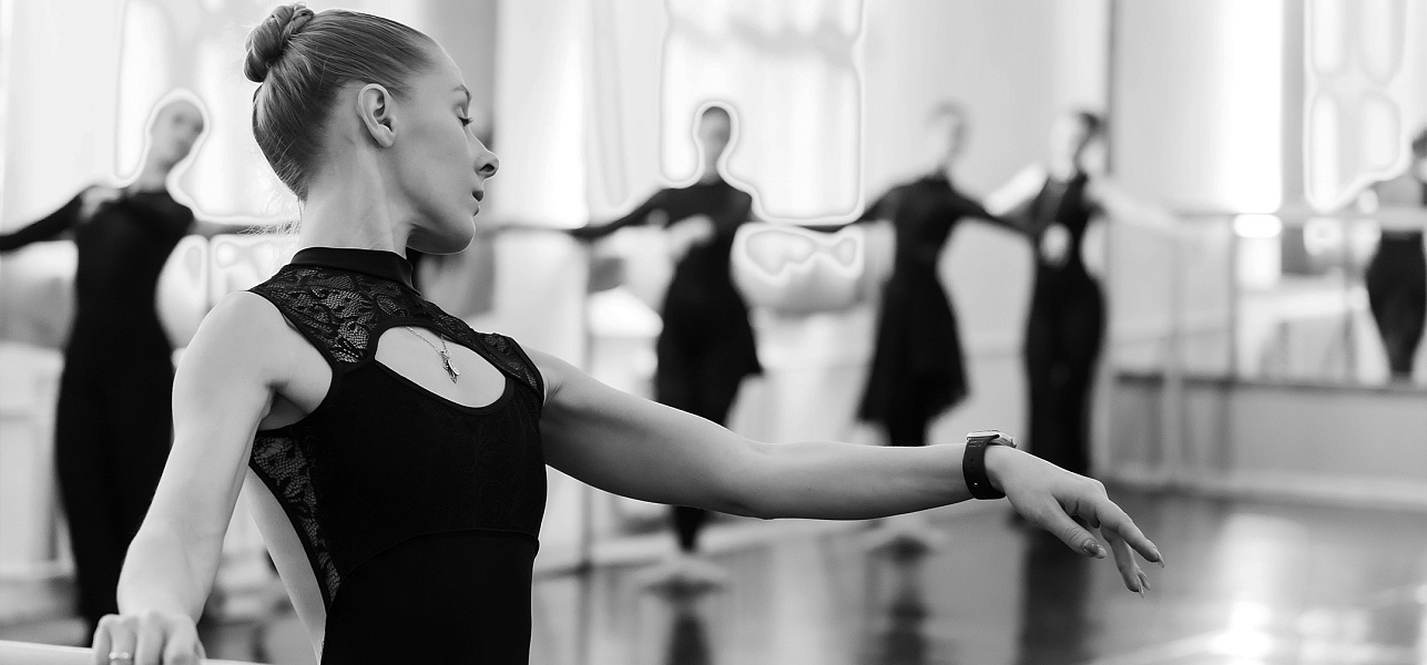 Раз, два, три, четыре! Мах – плие, мах – плие!