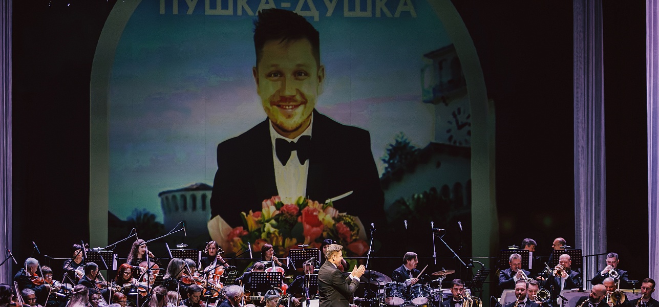 Белеет парус