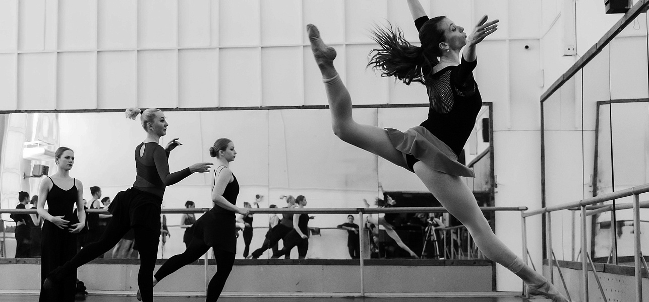 Раз, два, три, четыре! Мах – плие, мах – плие!