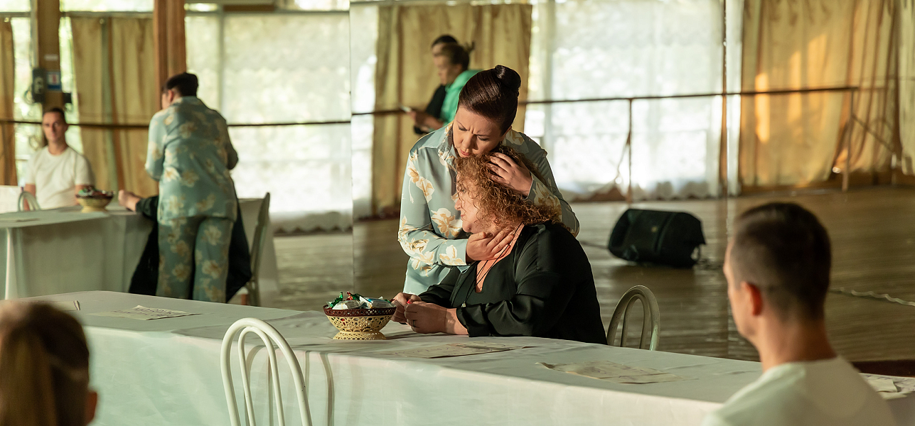 Театр: под крышей и на песке