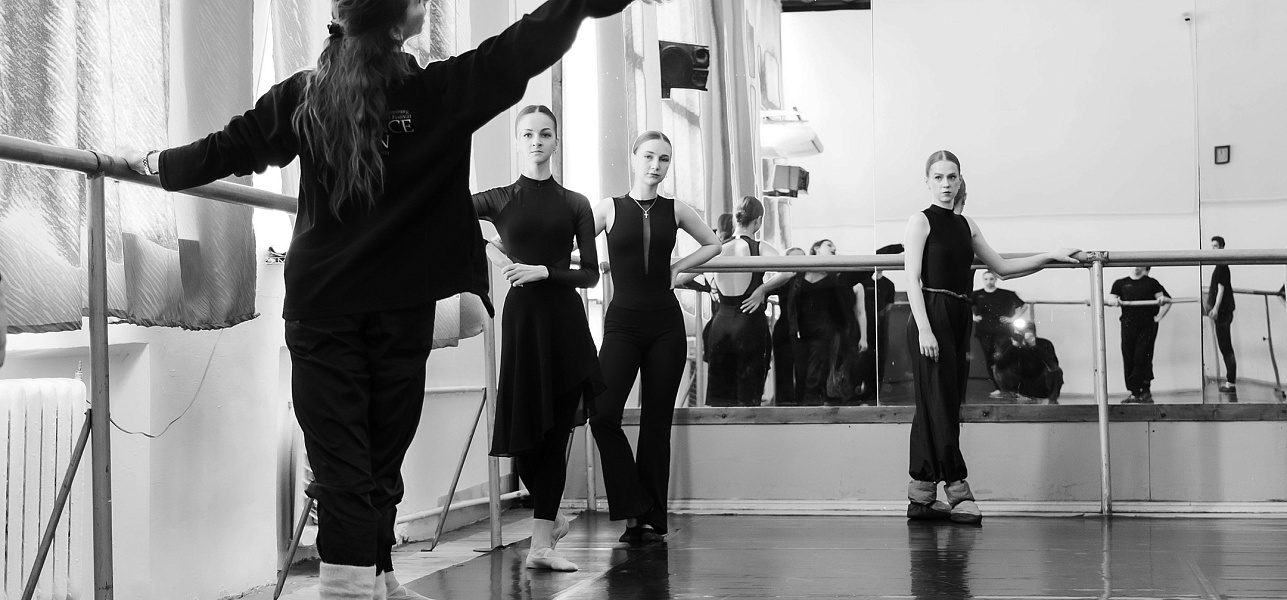 Раз, два, три, четыре! Мах – плие, мах – плие!