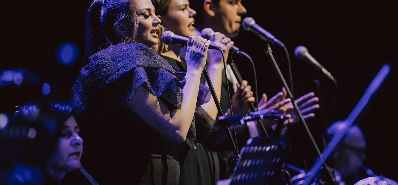 Белеет парус