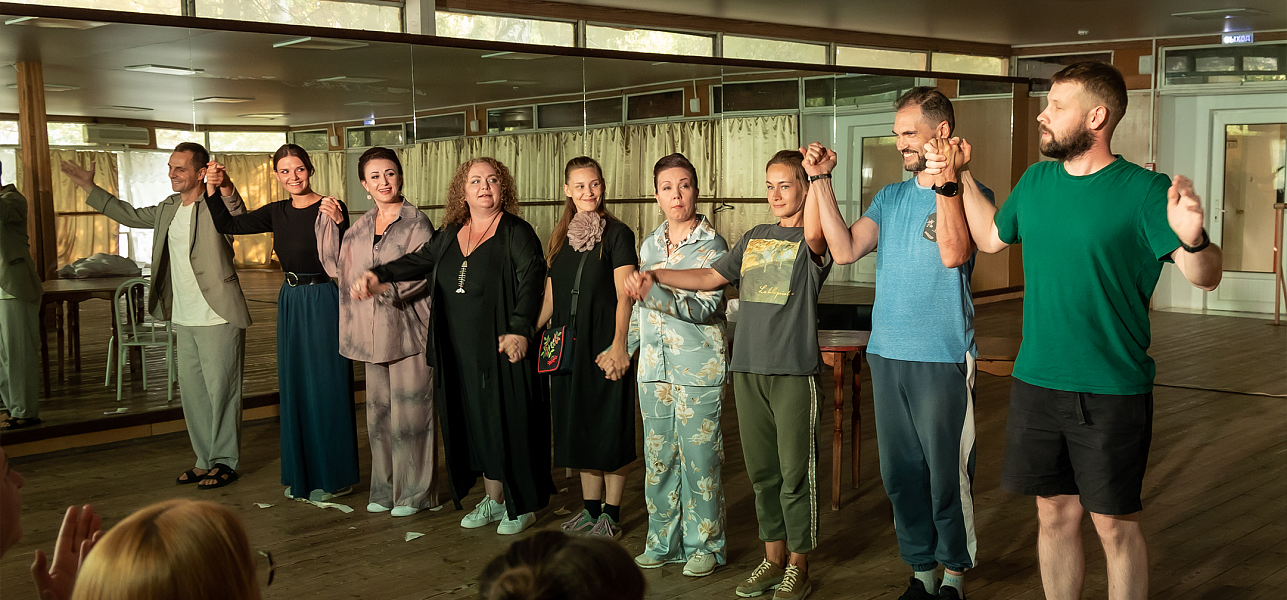 Театр: под крышей и на песке