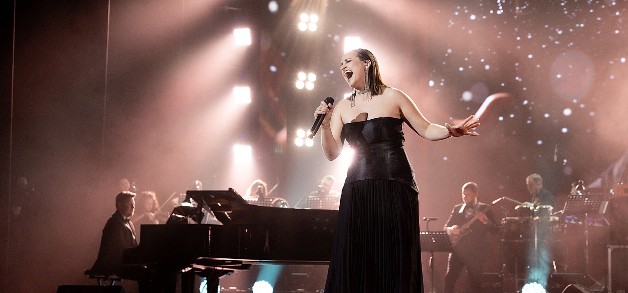 Чёрное платье в пол и другие действующие лица