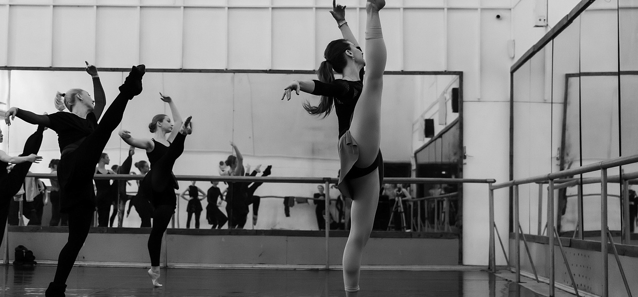 Раз, два, три, четыре! Мах – плие, мах – плие!