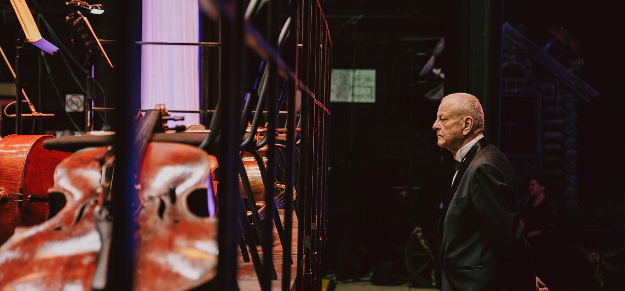 Белеет парус