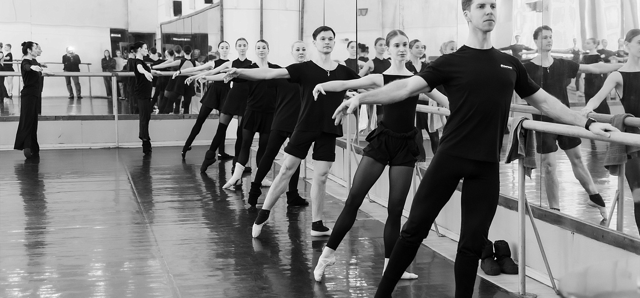 Раз, два, три, четыре! Мах – плие, мах – плие!