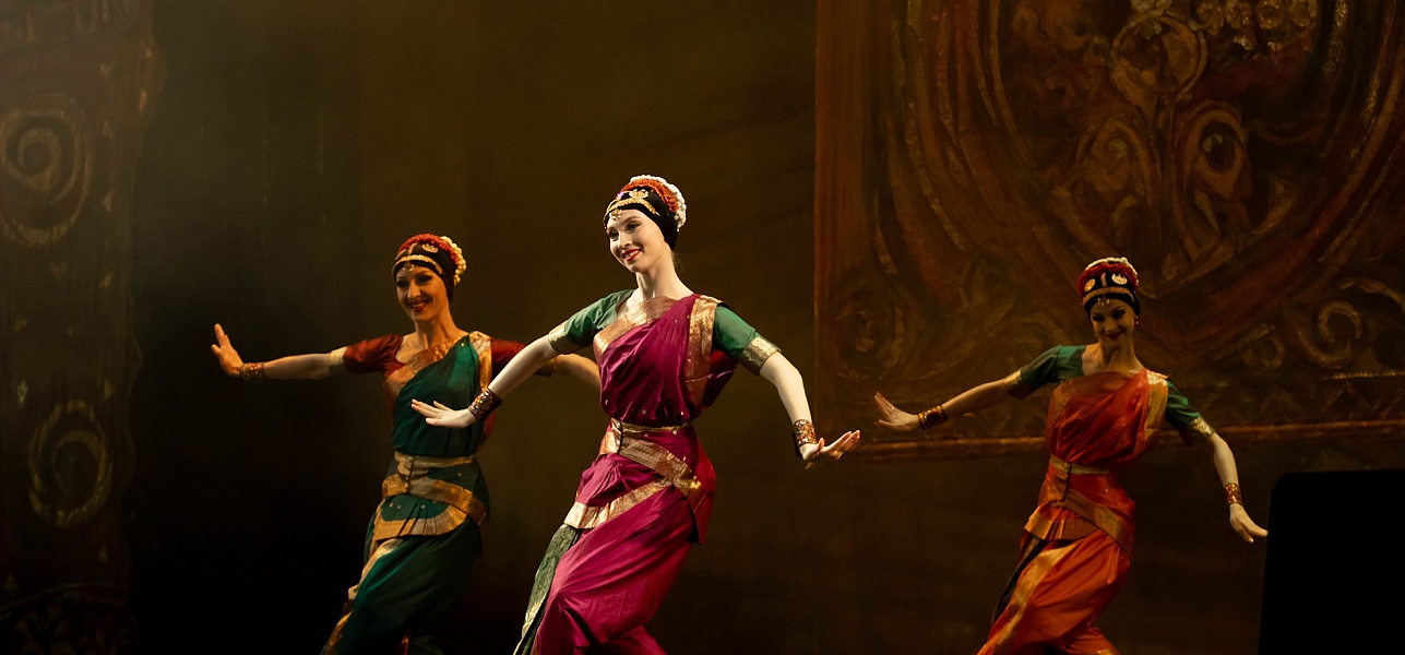 В эти выходных во Дворце искусств зрители увидели шоу "Магия Солнца"