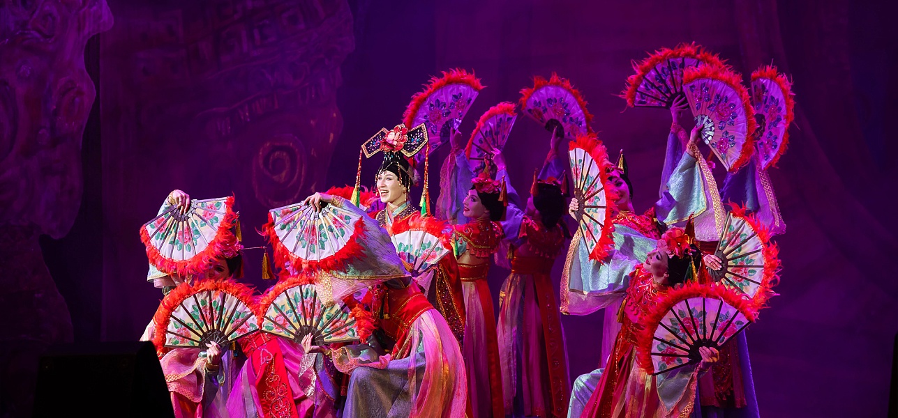 В эти выходных во Дворце искусств зрители увидели шоу "Магия Солнца"