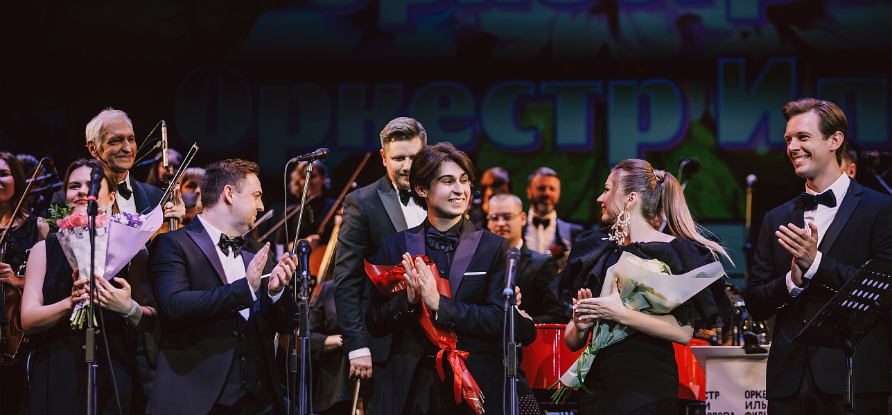 Белеет парус