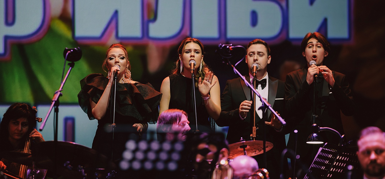 Белеет парус