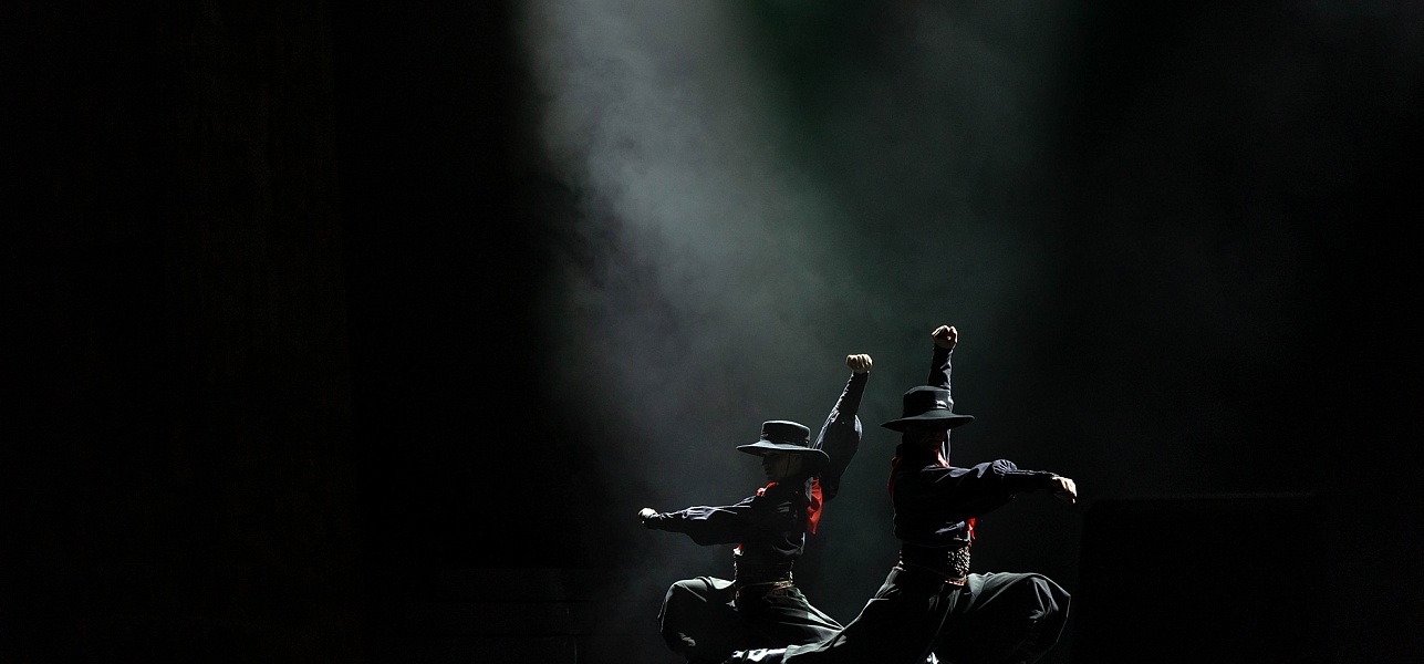 В эти выходных во Дворце искусств зрители увидели шоу "Магия Солнца"