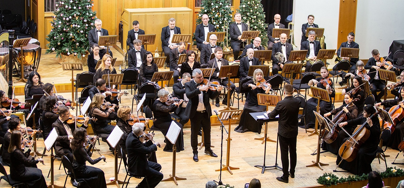 «Ла-ла-ле-ра бум, бум» и брызги шампанского