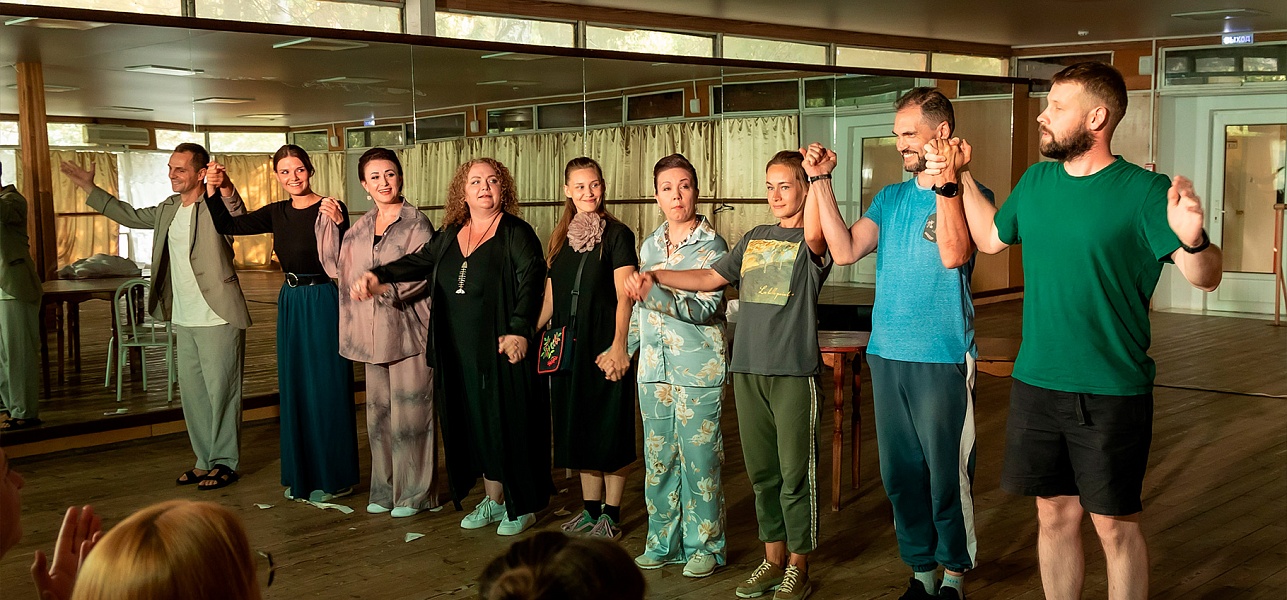 Театр: под крышей и на песке