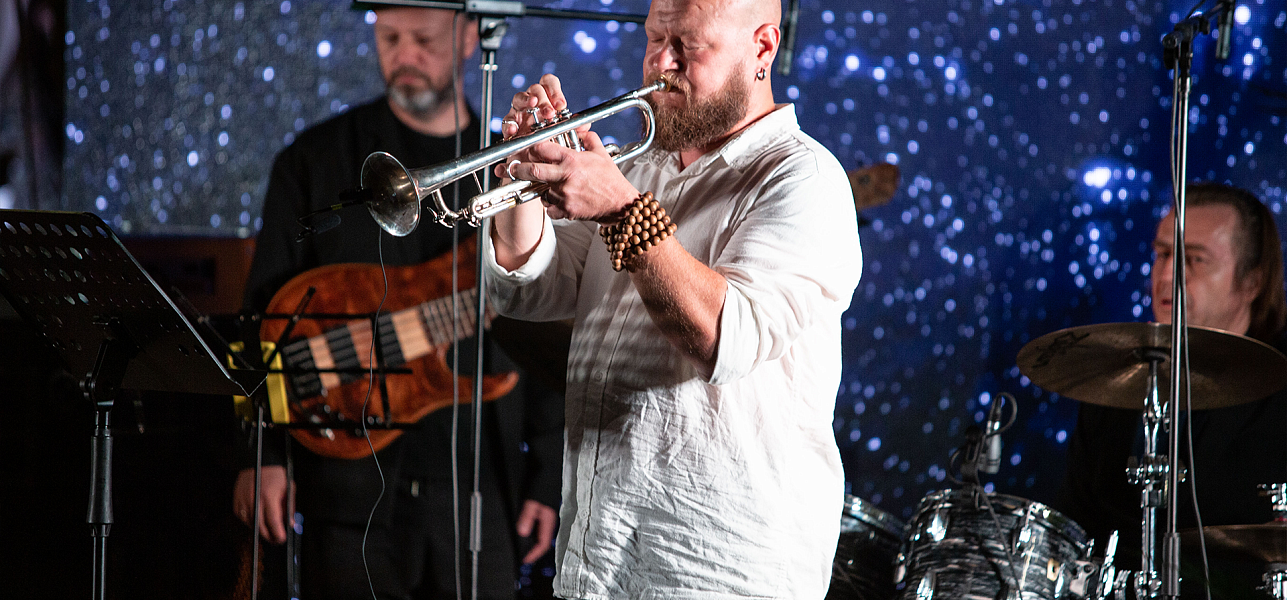 Завершили День города джазом