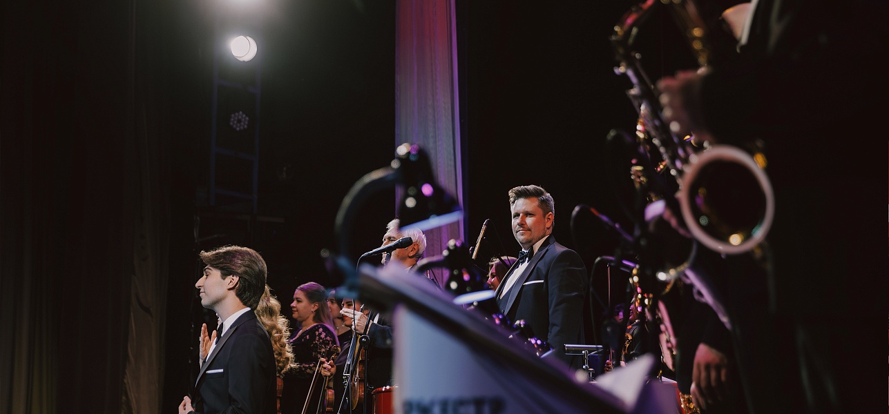 Белеет парус