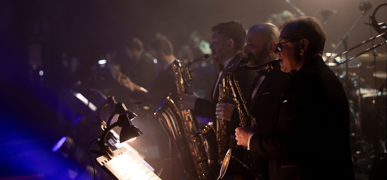 Чёрное платье в пол и другие действующие лица