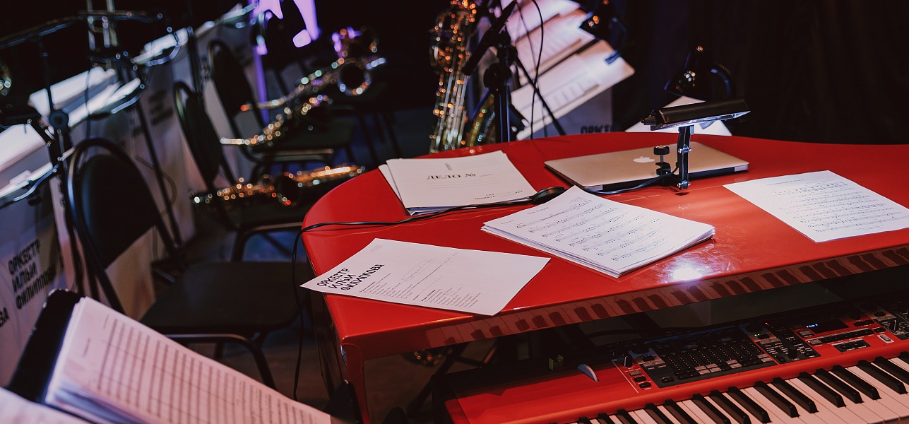 Белеет парус