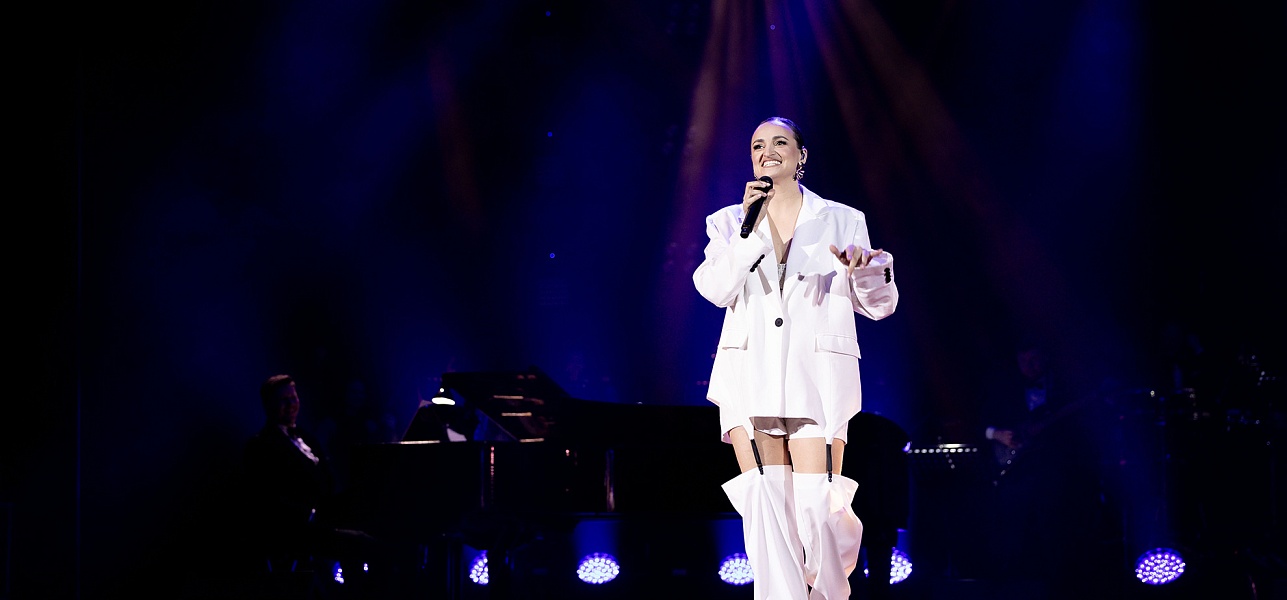 Чёрное платье в пол и другие действующие лица