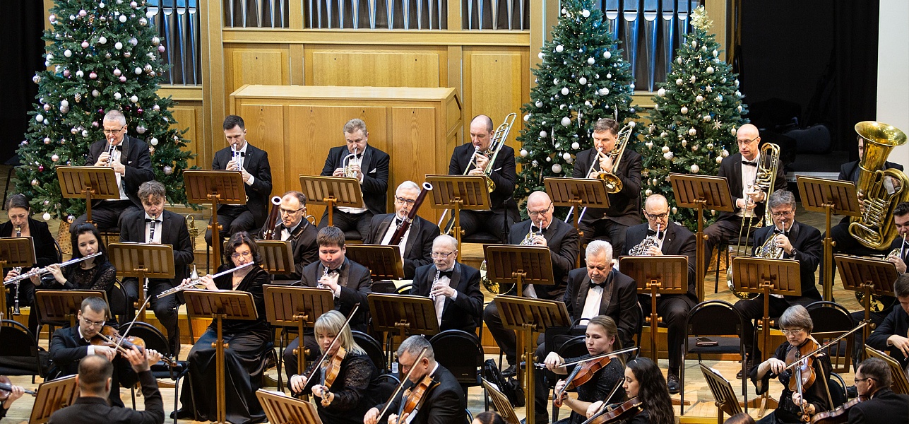 «Ла-ла-ле-ра бум, бум» и брызги шампанского