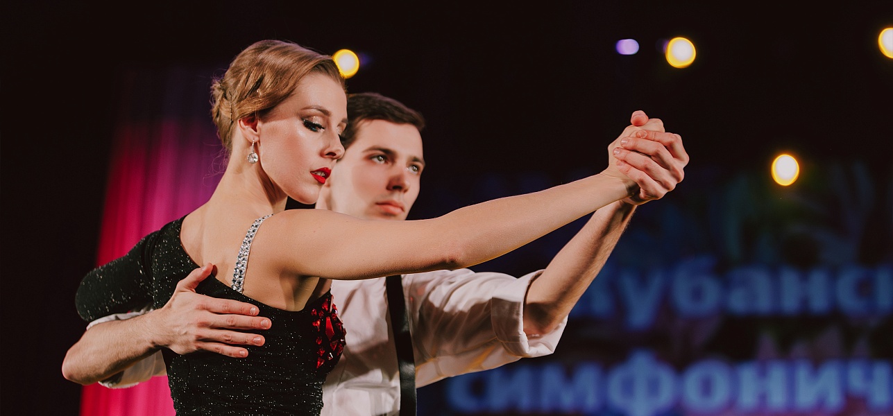 Белеет парус