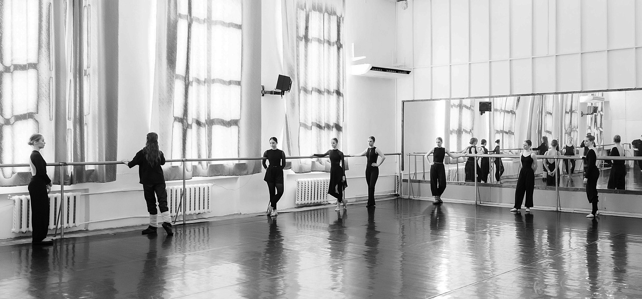 Раз, два, три, четыре! Мах – плие, мах – плие!