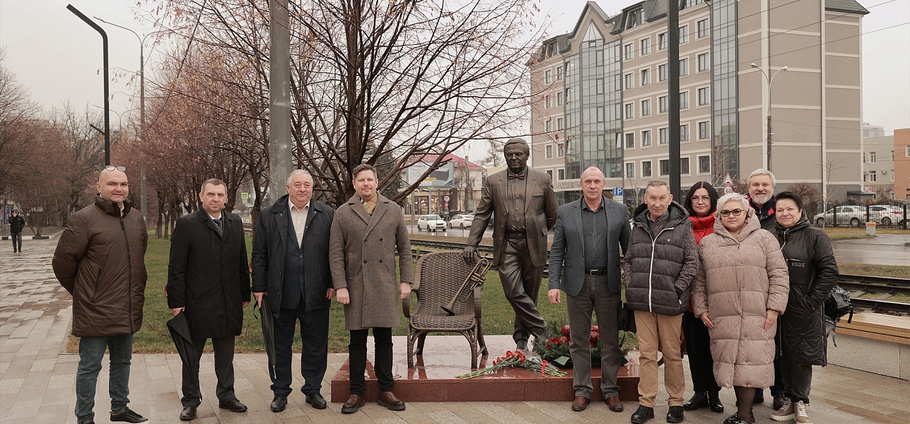 Цветы и аплодисменты – создателю «Премьеры»