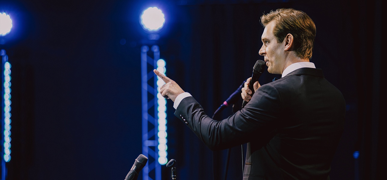 Белеет парус