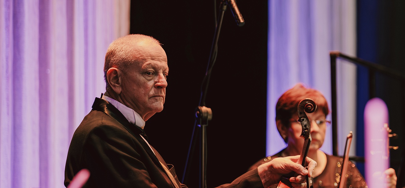 Белеет парус