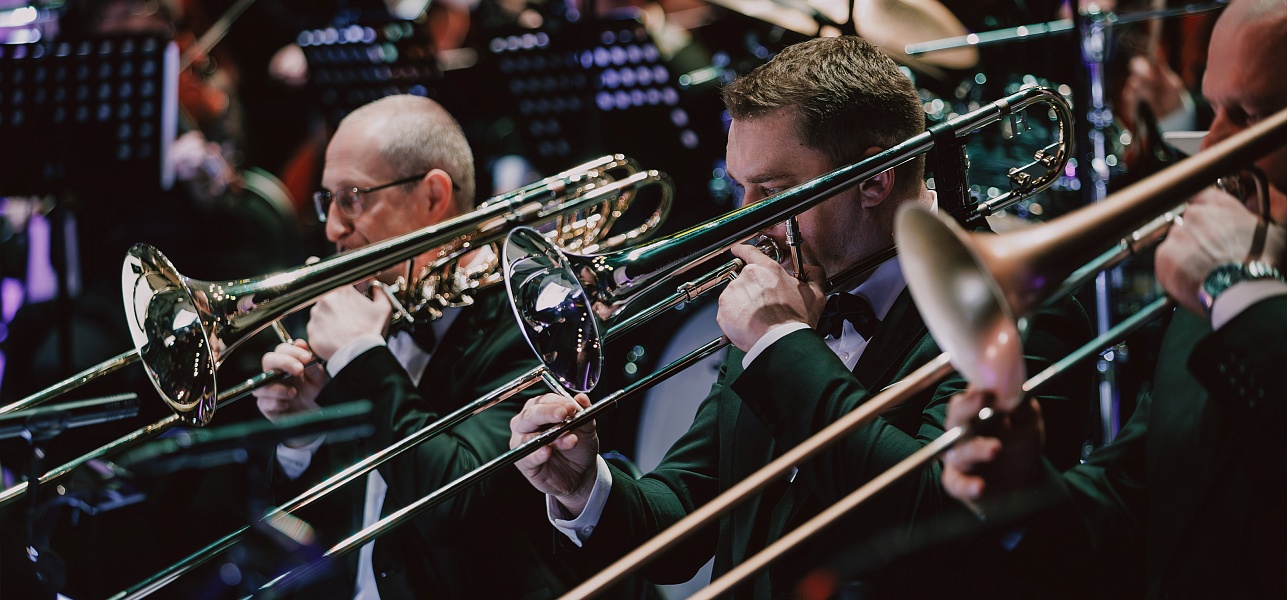 Белеет парус