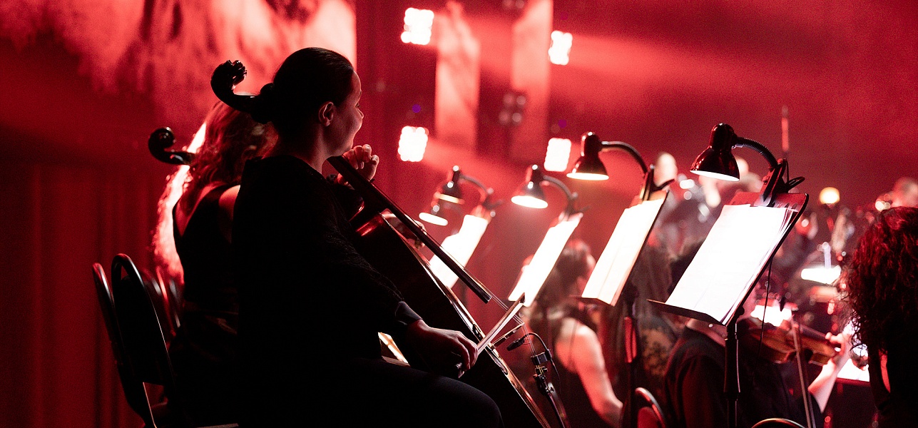 Чёрное платье в пол и другие действующие лица