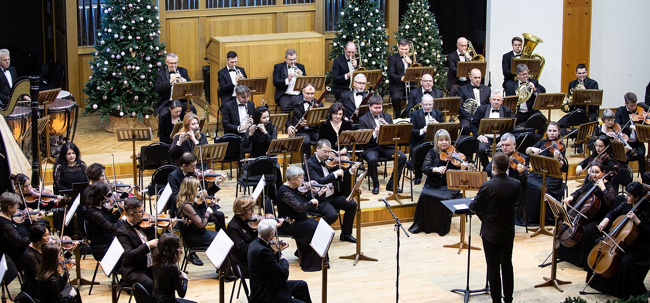 «Ла-ла-ле-ра бум, бум» и брызги шампанского