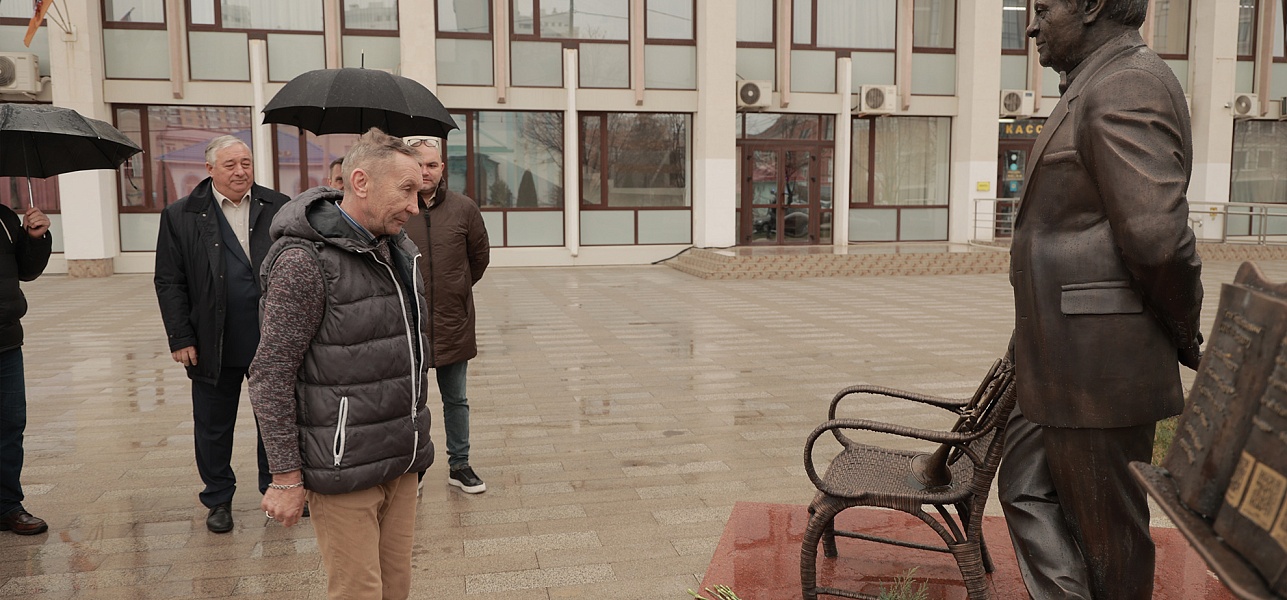 Цветы и аплодисменты – создателю «Премьеры»