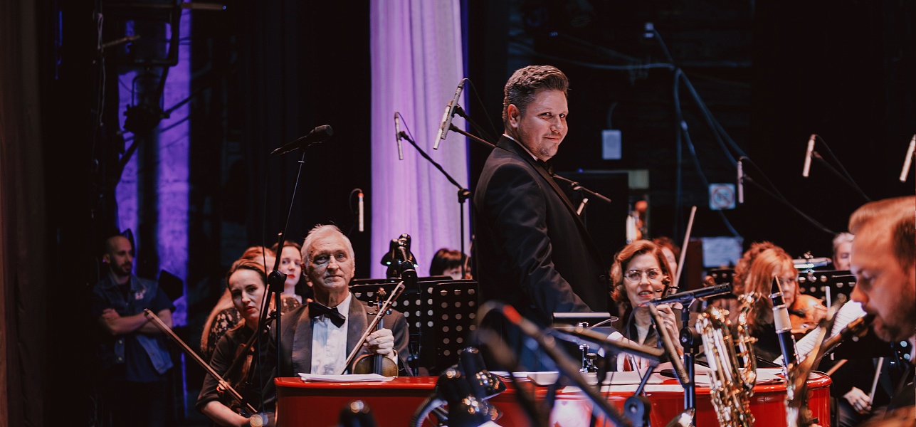 Белеет парус