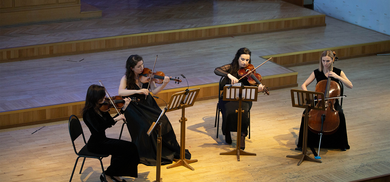 16 струн на четверых