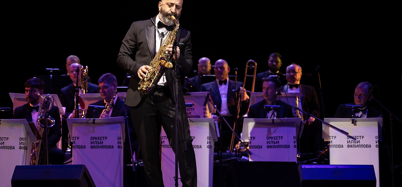 С праздником, дорогие женщины!