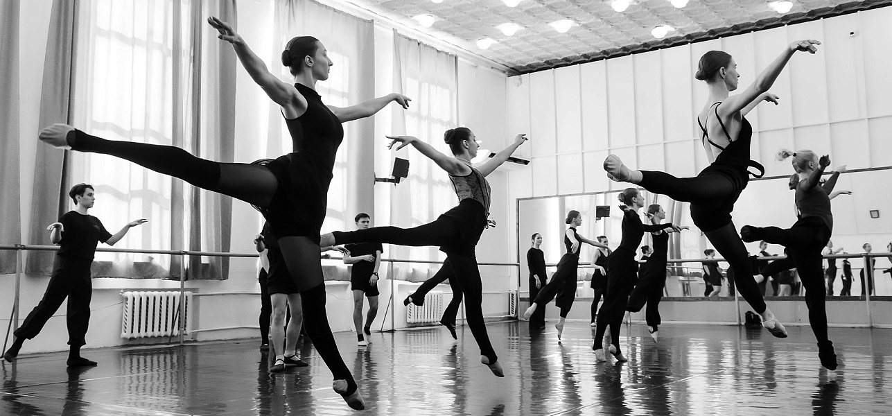 Раз, два, три, четыре! Мах – плие, мах – плие!