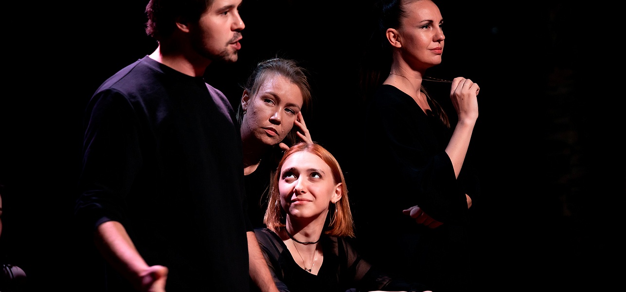 Театр: под крышей и на песке