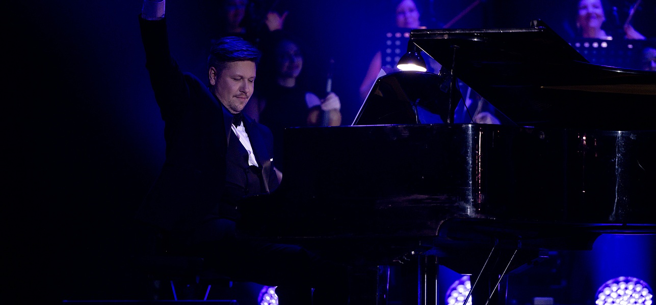 Чёрное платье в пол и другие действующие лица