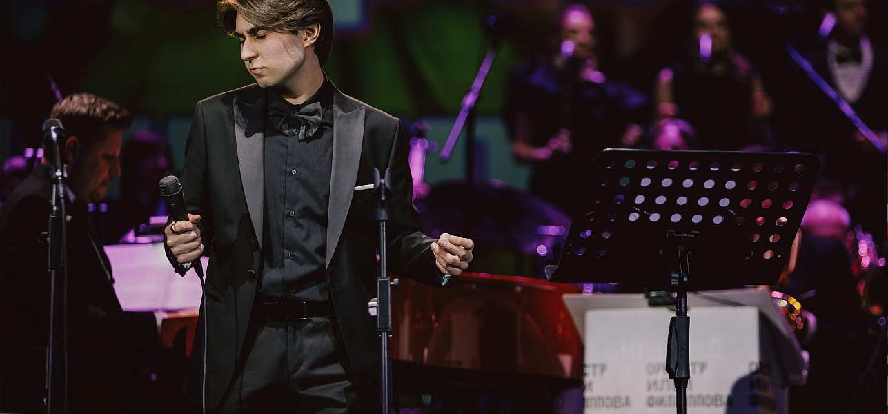 Белеет парус