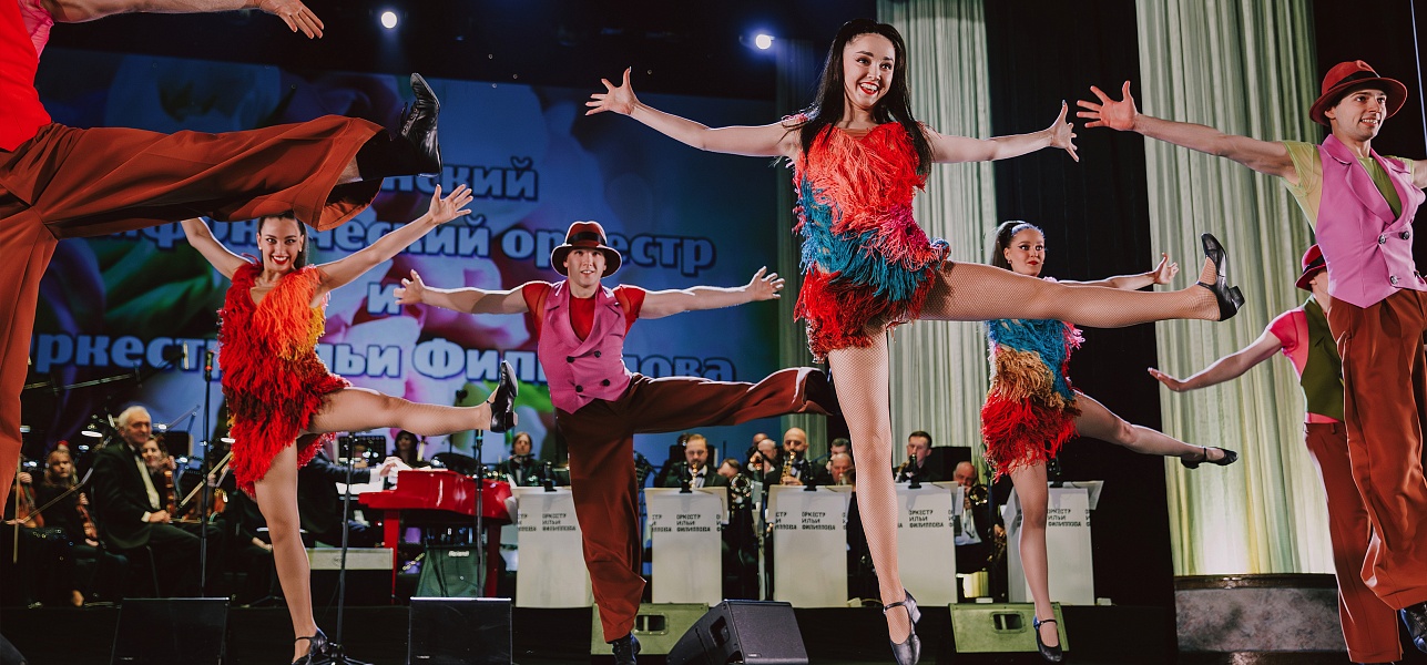 Белеет парус