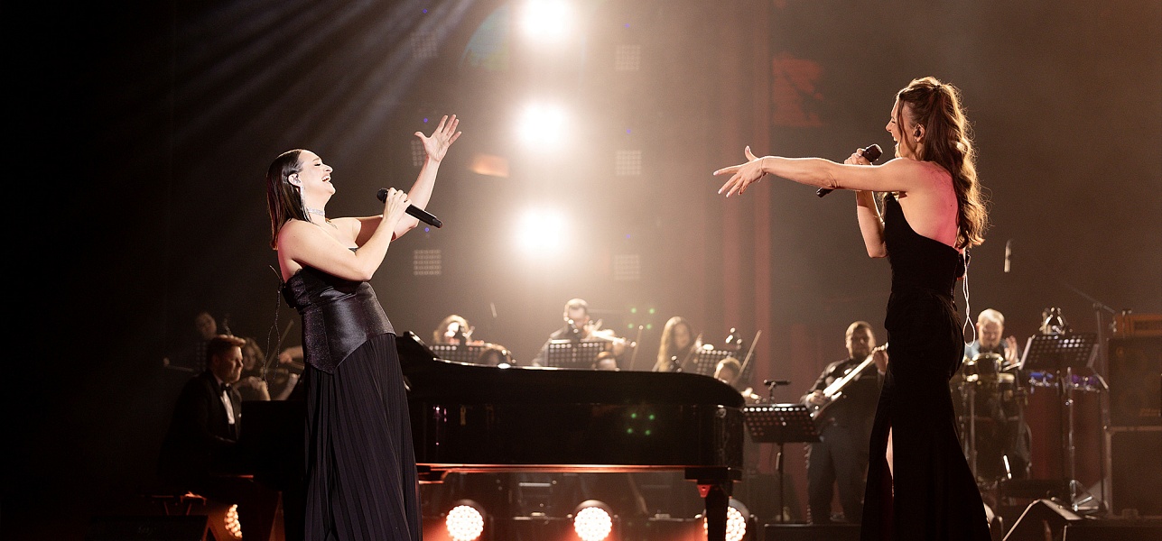 Чёрное платье в пол и другие действующие лица