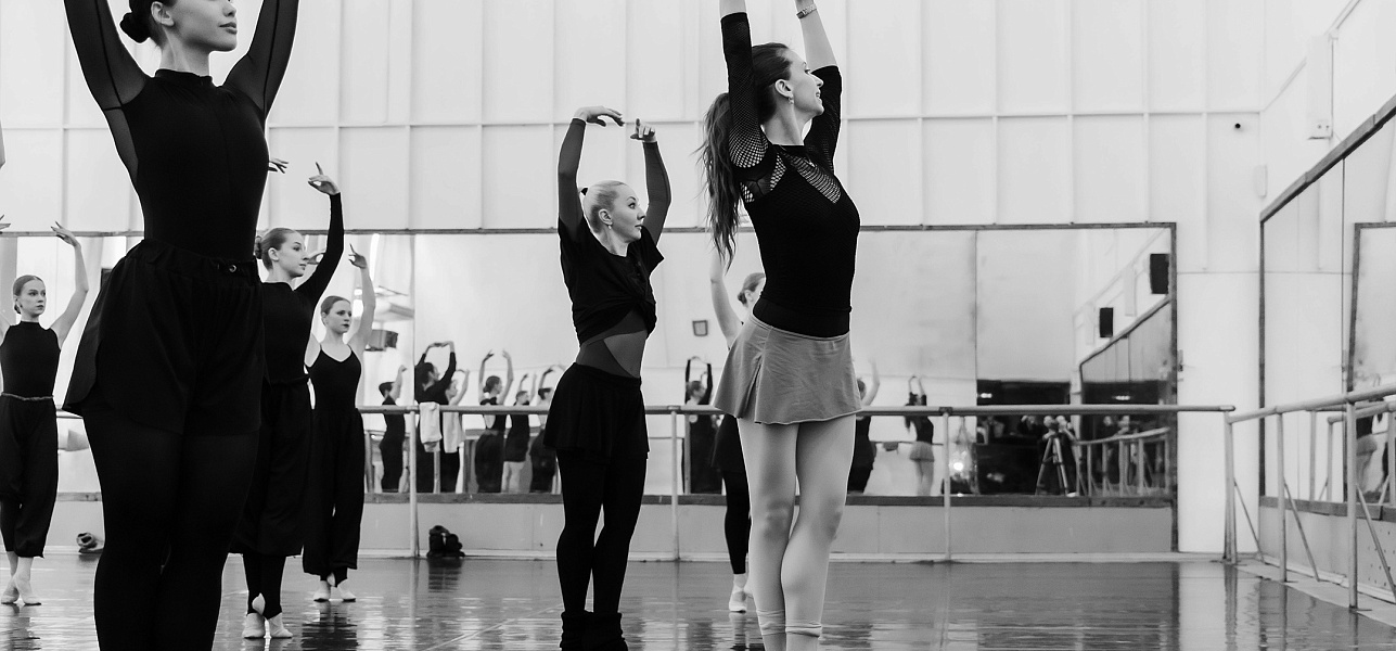 Раз, два, три, четыре! Мах – плие, мах – плие!