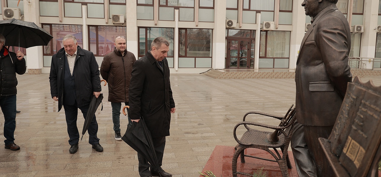 Цветы и аплодисменты – создателю «Премьеры»