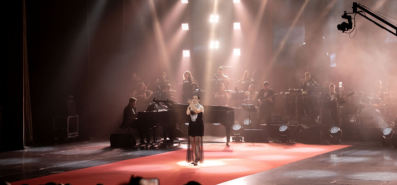 Чёрное платье в пол и другие действующие лица