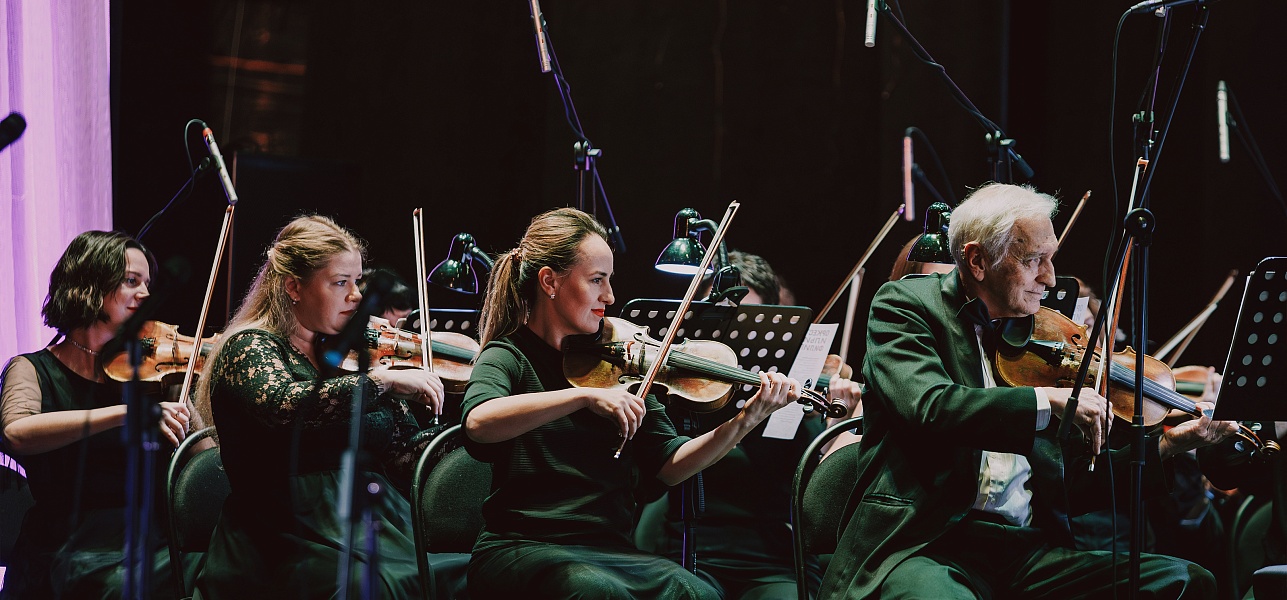 Белеет парус