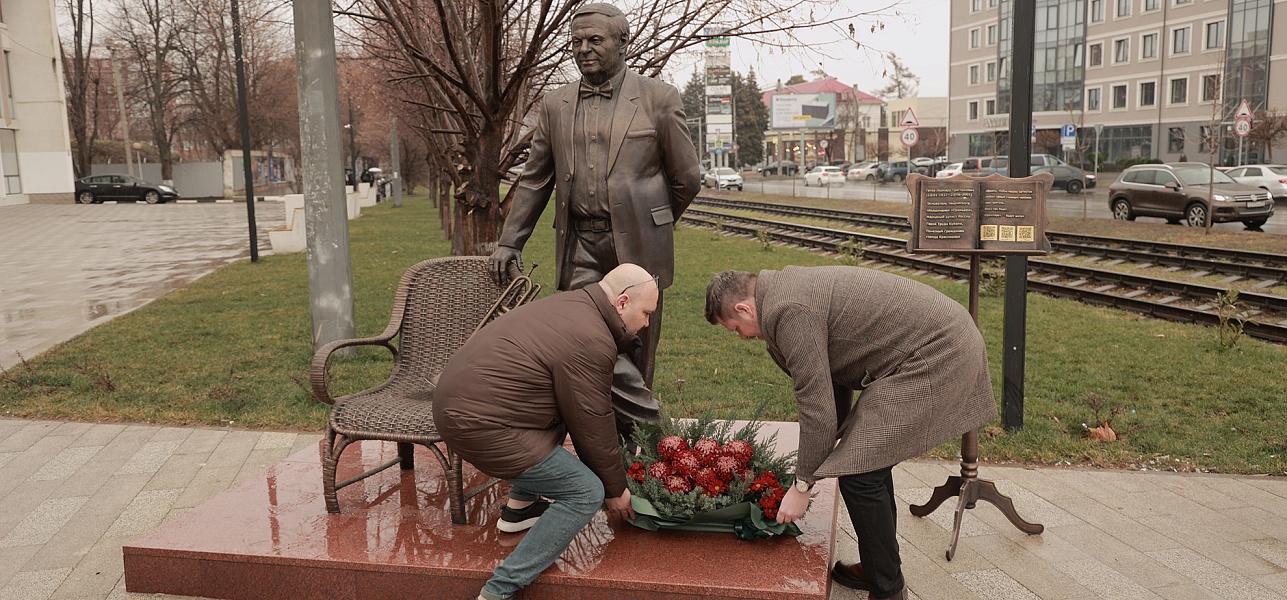Цветы и аплодисменты – создателю «Премьеры»